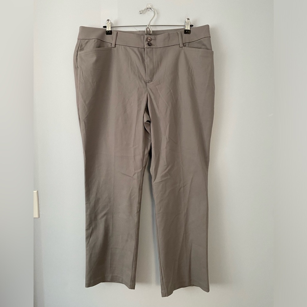 Lee Regular Fit Straight Leg Size 18 Short Gray Pants Mid Rise Secretly Shapes